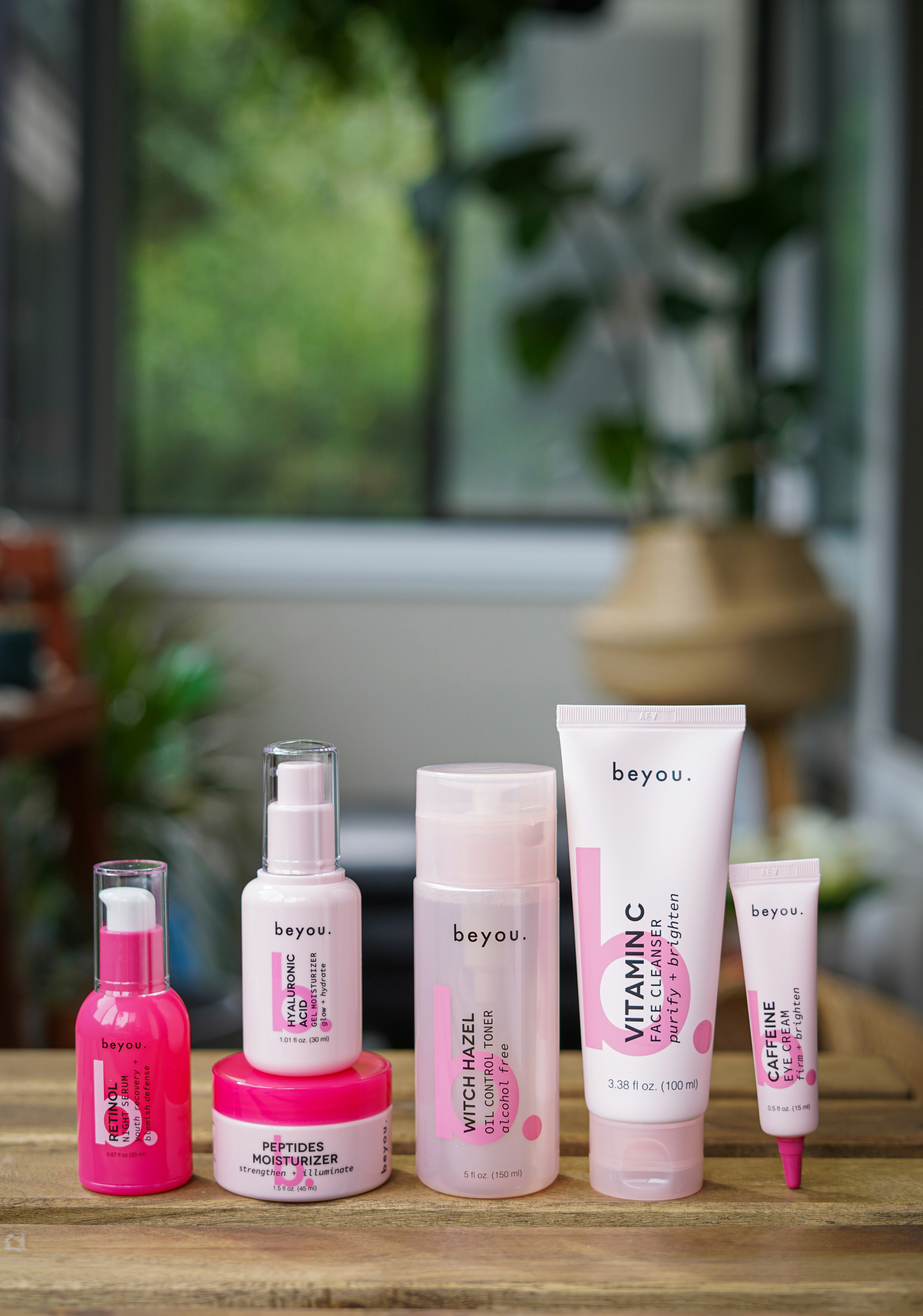 Mulher com pele radiante usando produtos Glow Beauty